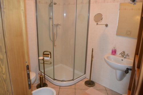 y baño con ducha, aseo y lavamanos. en Maison Sam' Suffy, en Challand Saint Victor