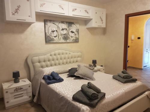 a bedroom with a bed with towels on it at Appartamento Malpensa Rho in Samarate
