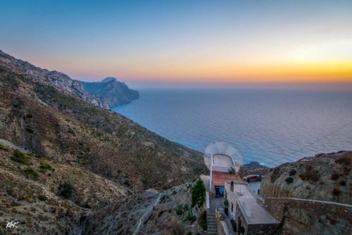 OlymposにあるAphrodite Hotelの夕日のアマルフィ海岸の景色