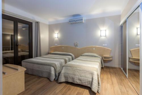 Zimmer mit 2 Betten in einem Zimmer mit in der Unterkunft Capo D'orto - Porto - Corse in Porto Ota