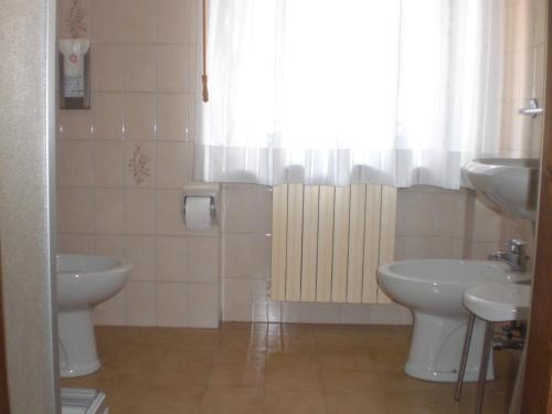 Bilik mandi di Hotel Edelweiss