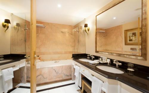 
A bathroom at Hotel Cascais Miragem Health & Spa
