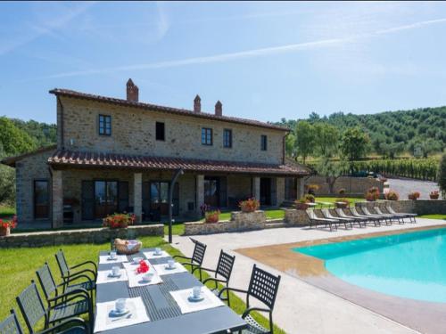 une villa avec une piscine et une maison dans l'établissement Villa Fontanicchio, à Tuoro sul Trasimeno