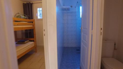 La salle de bains est pourvue d'une douche, de toilettes et d'un lavabo. dans l'établissement residence stella d'oro, à Porto-Vecchio