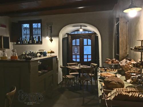 a kitchen and dining room with a table and chairs at Albergo Merùo in Morano Calabro