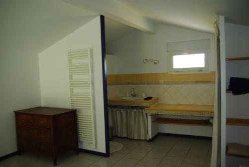 ヴァロン・ポン・ダルクにあるla maison bleueのバスルーム(洗面台、鏡、窓付)