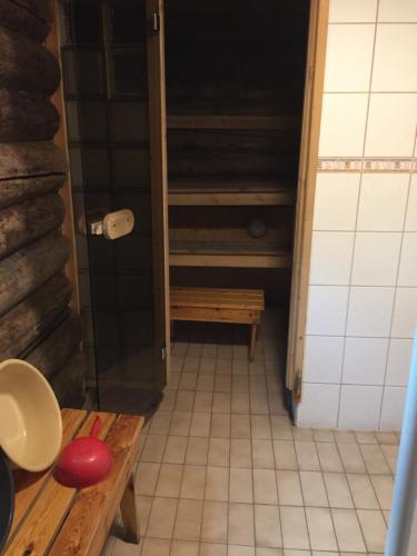 een kleine kamer met een tafel en een trap bij Mäntytupa Lodge in Syöte