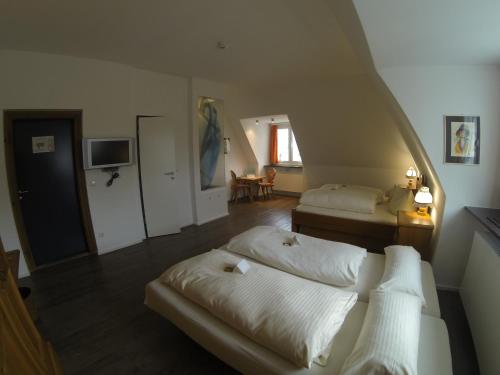 Postel nebo postele na pokoji v ubytování Hotel Landgasthof Koechlin