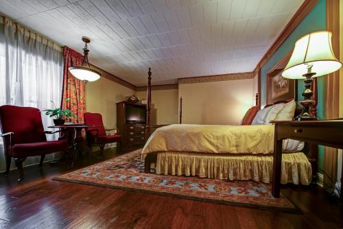 Säng eller sängar i ett rum på The Olde Mill Inn Basking Ridge