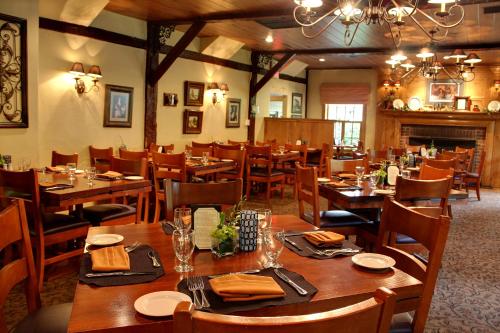 Restoran atau tempat lain untuk makan di The Olde Mill Inn Basking Ridge
