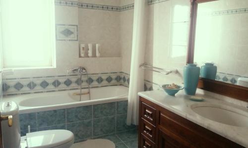 een badkamer met een bad, een toilet en een wastafel bij Home Katerina in Kýmina