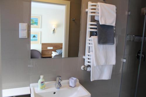 a bathroom with a sink and a mirror at Villa Stella Baltica in Władysławowo
