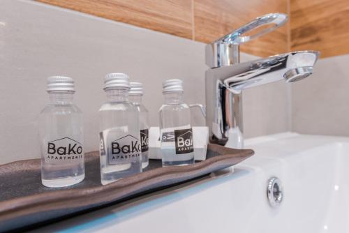 un grupo de botellas de agua sentadas sobre una toalla en BAKO Apartments, en Skawina