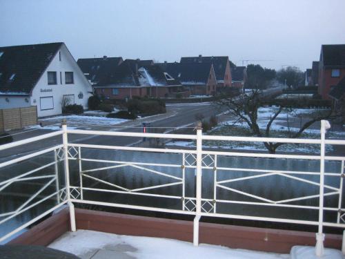 ビューズムにあるAppartement Peersの雪の家屋根からの眺め