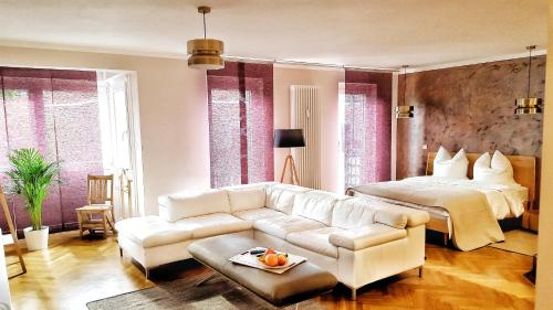 sala de estar con sofá blanco y cama en Bremen Apartments Nath, en Bremen