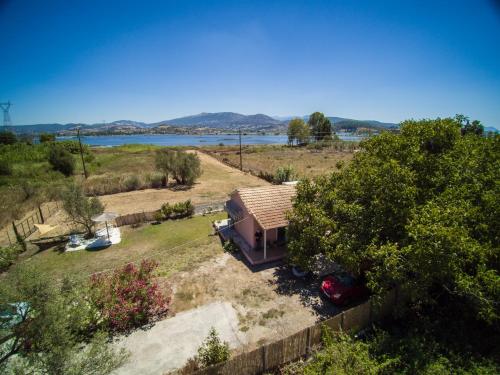 an aerial view of a small house with a lake at Ailanto in Lygia
