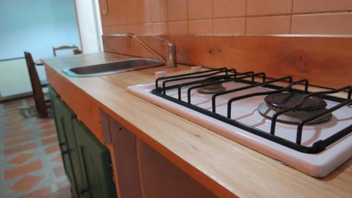 a kitchen counter with a stove and a sink at Bungalows Mexico in Concepción del Uruguay