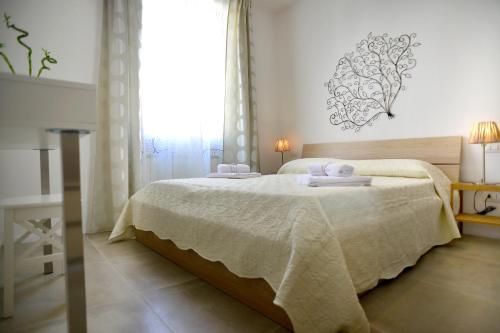 1 dormitorio con 1 cama grande y 2 toallas. en Ognissanti 67, en Florencia