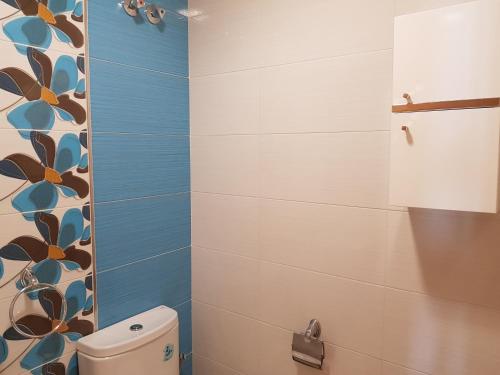 Ένα μπάνιο στο Salomé Beach Apartments