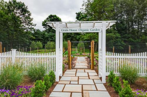 Taman di luar The Olde Mill Inn Basking Ridge