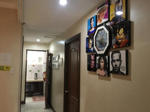 un pasillo con fotos en la pared de una habitación en Haus Of Tubo Davao, en Davao City