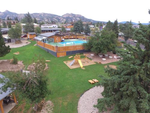 een luchtzicht op een achtertuin met een zwembad bij Murphy's Resort in Estes Park