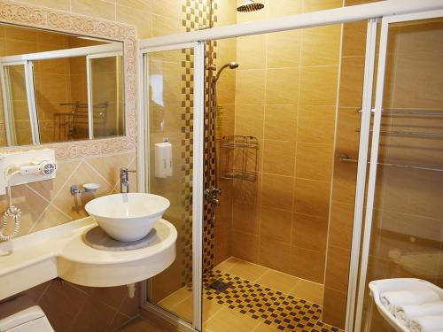 a bathroom with a sink and a glass shower at Cherng Yuan in Yuchi