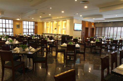 A restaurant or other place to eat at Jinling Jingyuan Plaza