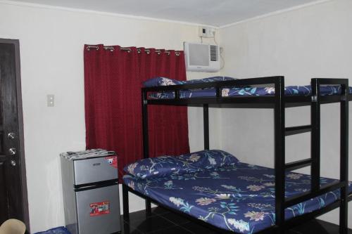 מיטה או מיטות קומותיים בחדר ב-RV Transient