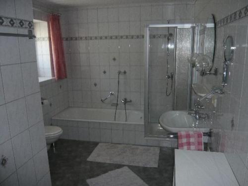 een badkamer met een douche, een bad en een wastafel bij Gastehaus Helga in Bodenmais