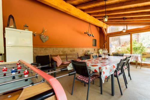 a dining room with a table and some chairs at Chambre du Vigneron - Domaine Léon BLEESZ in Reichsfeld