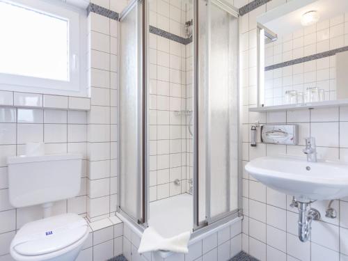 een badkamer met een toilet en een wastafel bij Stadt-gut-Hotel Siegboot in Siegen