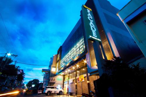 TabacoにあるFacade Hotelの側面に看板がある建物