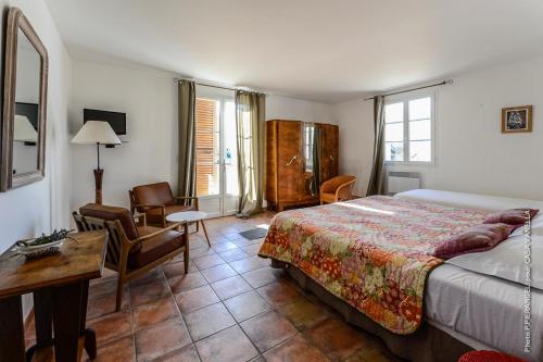 a bedroom with a bed and a table and a chair at Casa Vanella in Casamaccioli