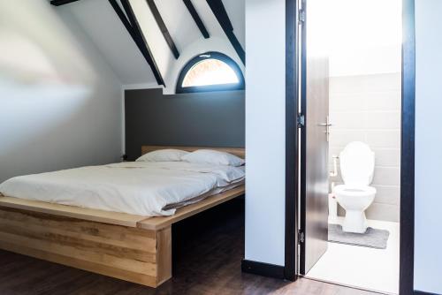 Un pat sau paturi într-o cameră la Casa Patru Anotimpuri