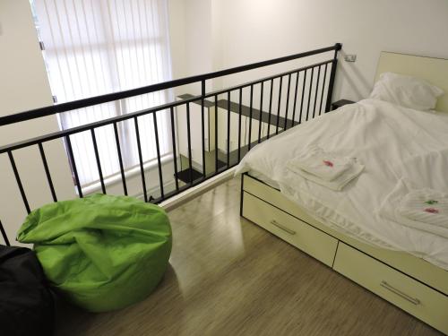 クルジュ・ナポカにあるTwoFloor Plopilorのベッドルーム1室(ベッド1台、床に緑の袋付)