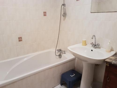 a bathroom with a sink and a bath tub and a sink at Gîte l'Hermine in Antrain