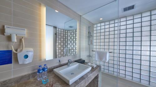uma casa de banho com um lavatório e um espelho em Holiday Inn Express Baoji City Centre, an IHG Hotel em Baoji