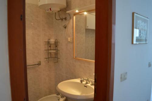 bagno con lavandino e servizi igienici di House Libeccio by Holiday World a Moneglia