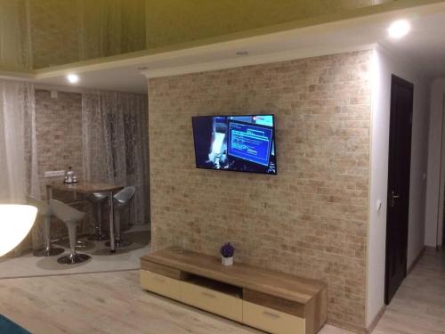 Телевизор и/или развлекательный центр в Apartment on Pyrohova 25