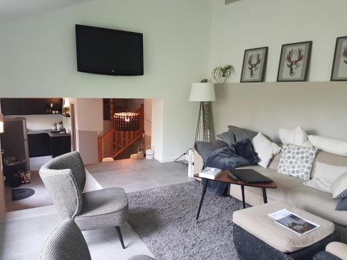 un salon avec un canapé et une table dans l'établissement les bignones, à Uzès