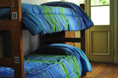 Divstāvu gulta vai divstāvu gultas numurā naktsmītnē Hostel La Nueva Comunidad