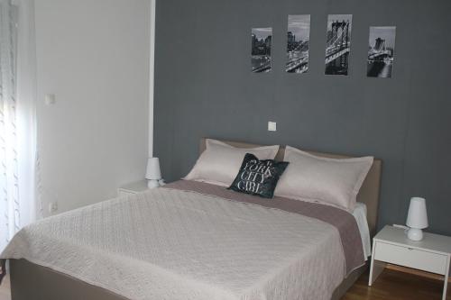 - une chambre avec un lit et un oreiller dans l'établissement Apartment Antonia, à Sinj