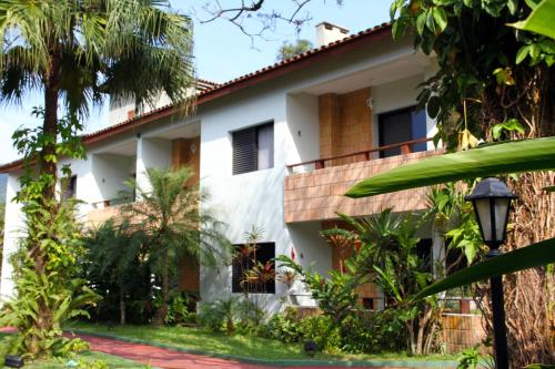 a view of the front of the house at Pousada Larimor in Boicucanga