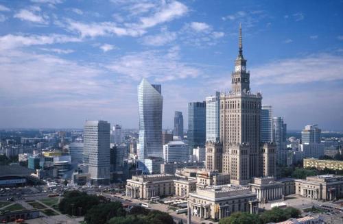 een luchtzicht op een grote stad met wolkenkrabbers bij Warsaw Center - Apartment near Central Railway Station in Warschau