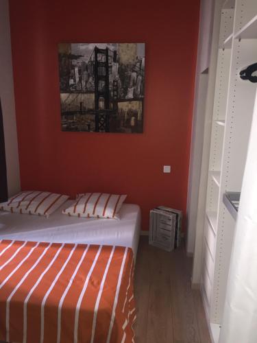 une chambre avec deux lits et un tableau au mur dans l'établissement Le Mourillon Appartement -Terrasse, à Toulon