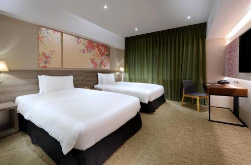 Tempat tidur dalam kamar di Aeris International Hotel