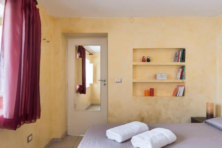 シラクーサにあるCasa Basilicoのベッドルーム1室(ベッド1台、タオル2枚付)