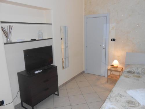 a bedroom with a flat screen tv on a dresser at Casa Desir&egrave; in Catania