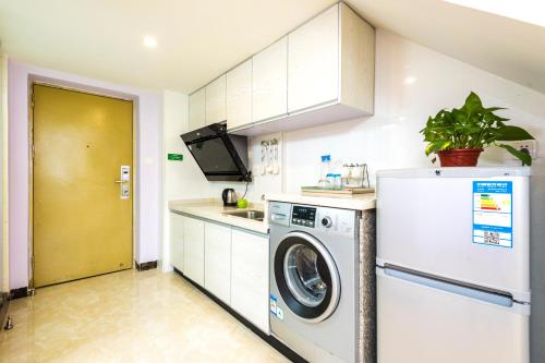 Kuchyň nebo kuchyňský kout v ubytování Lavender Apartment Branch